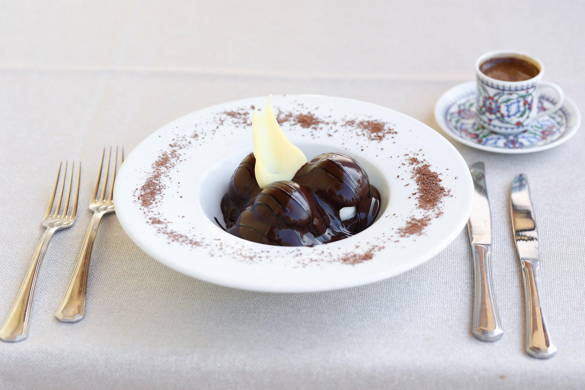 Dondurma Dolgulu Profiterol  /   Profiterole, filled with ice cream   